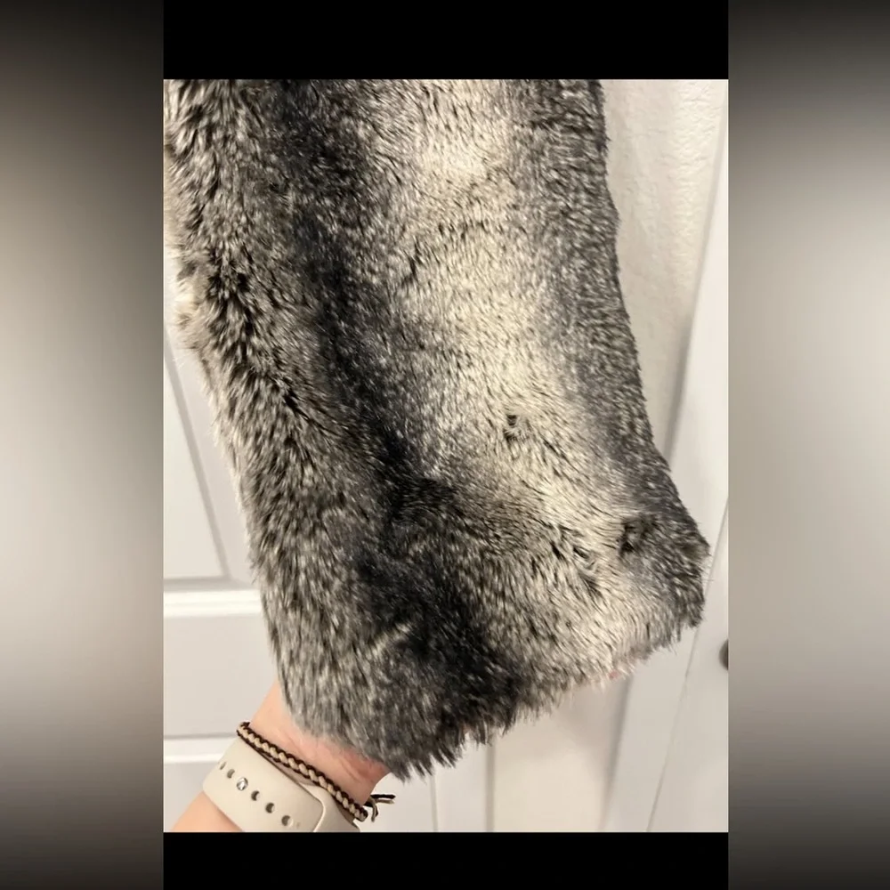 LOFT Faux Fur Scarf in Gray and Black (120 cm long)